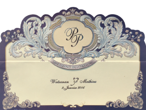 การ์ดแต่งงาน การ์ดเชิญงานแต่ง สีครีมน้ำเงิน ไดคัท สามพับ ปั๊มนูน ปั๊มฟอยล์ wedding-card-6x8.5-inch-SP-1669