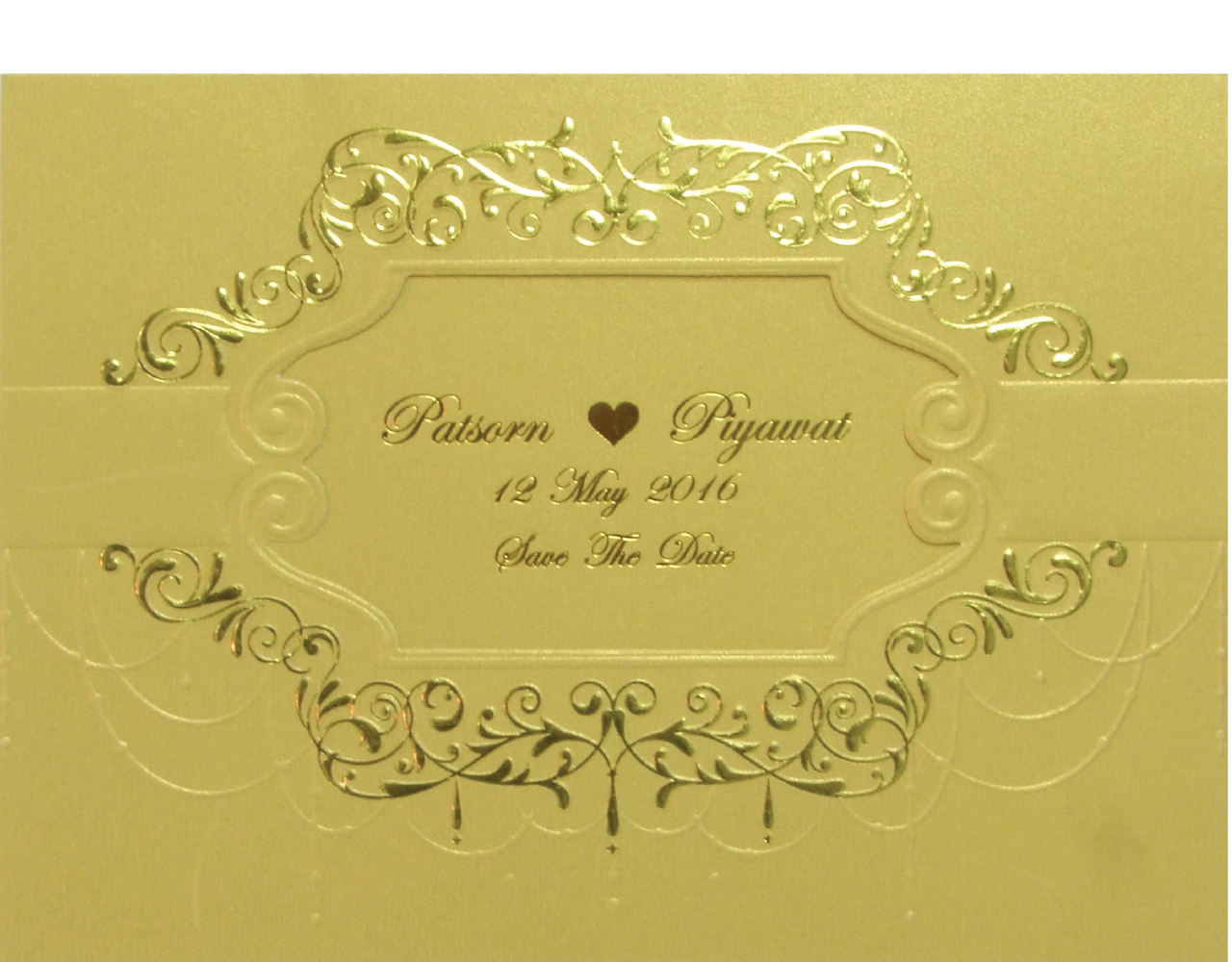 การ์ดแต่งงาน การ์ดเชิญ สีมุกทอง 3 พับ ไดคัท ปั๊มนูน พิมพ์ทองเค Wedding Card 13 x 18.3 cm WC 5932