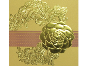 การ์ดแต่งงาน การ์ดงานแต่ง สีมุกทอง สามพับ ปั๊มนูน ไดคัทกุหลาบ พร้อมสายคาด และซอง Wedding Card 14.8 x 14.8 cm WC 5718